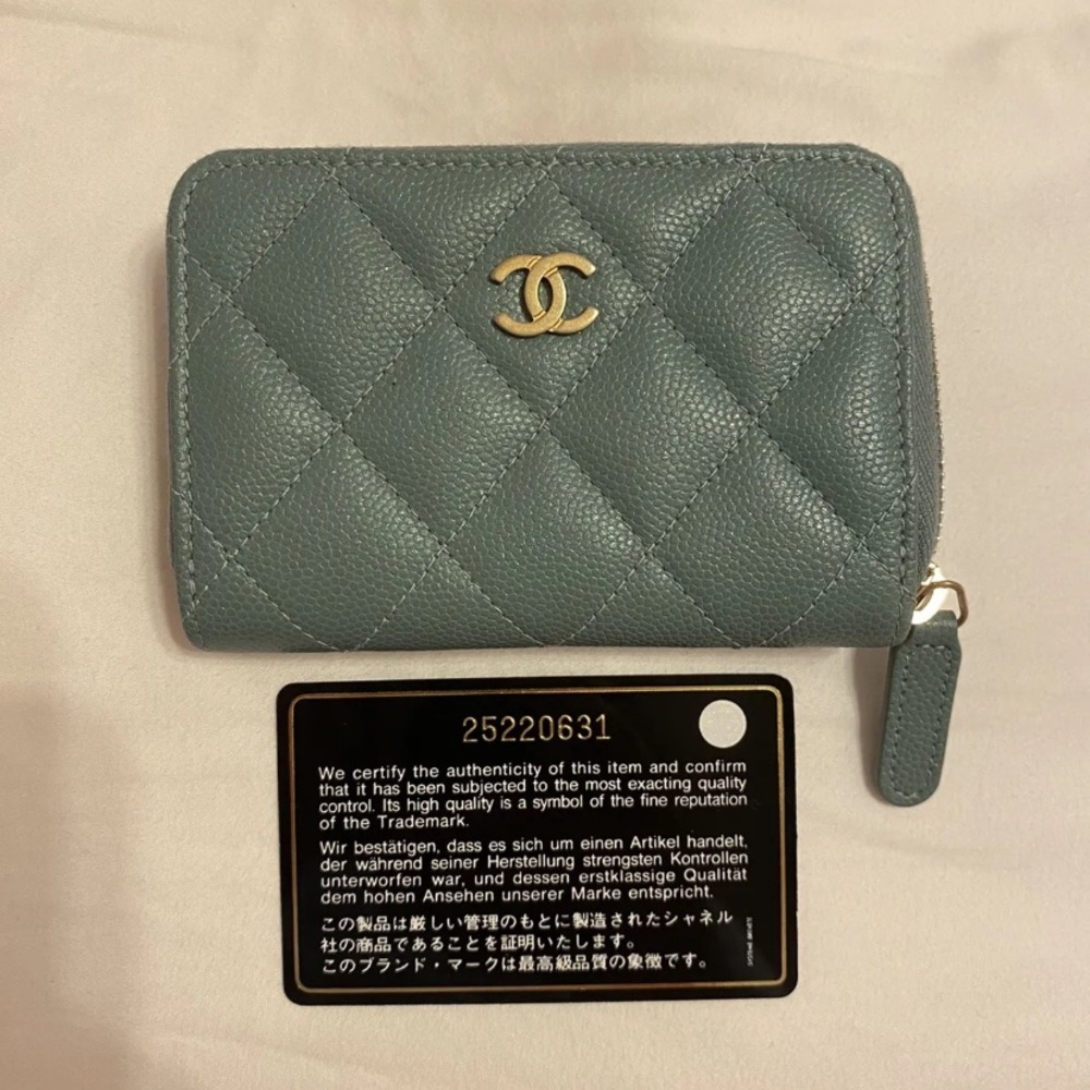 NEW Chanel 18C Iridescent Blue Zippy Coin Purse